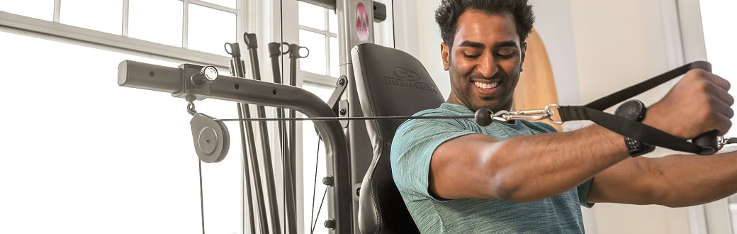 Man using the bowflex xtreme 2 se